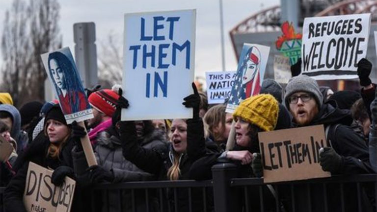 Décret anti-réfugiés: un juge interdit l&rsquo;expulsion des personnes interpellées aux États-Unis