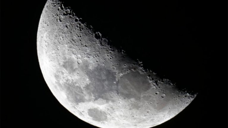 SpaceX va lancer deux touristes autour de la Lune fin 2018
