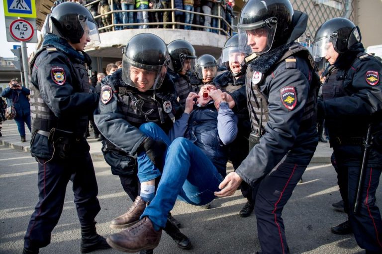 En Russie, «on ne peut pas rester sans réagir, nos politiques se croient tout permis»