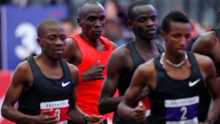 Marathon: le Kényan Eliud Kipchoge effleure la barre mythique des deux heures