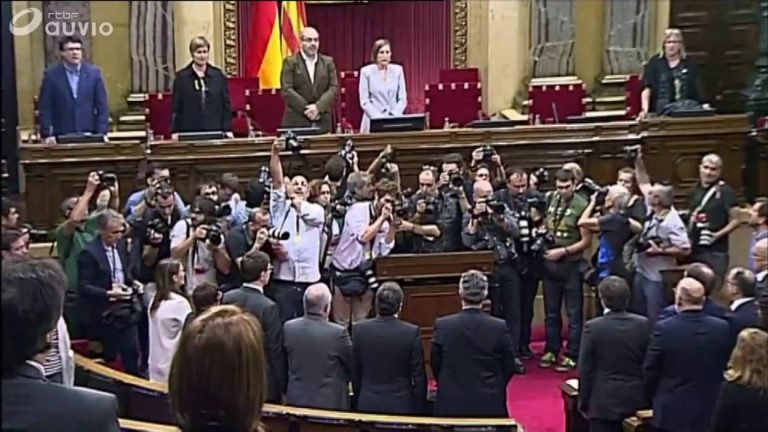 Le parlement catalan adopte une résolution proclamant l&rsquo;indépendance de la Catalogne
