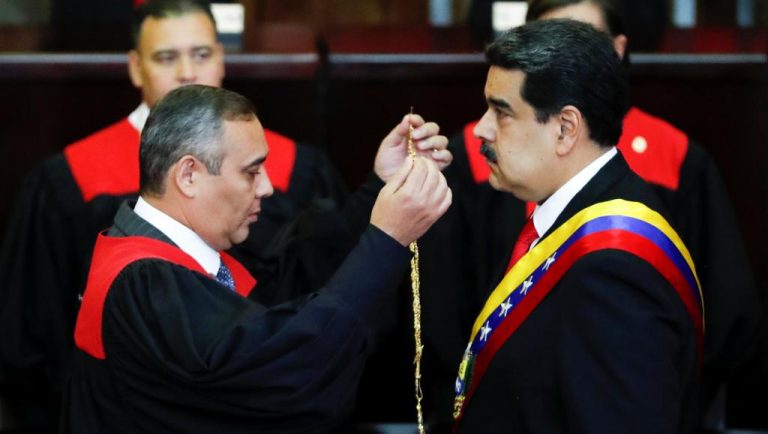 Maduro investi pour un deuxième mandat dans un Venezuela toujours plus isolé