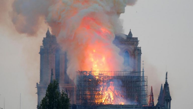 Un terrible incendie ravage Notre-Dame de Paris
