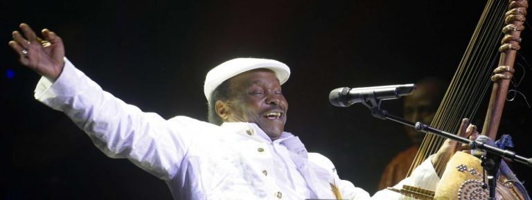 Le chanteur guinéen Mory Kanté, connu pour son tube « Yéké Yéké », est mort à l&rsquo;âge de 70 ans