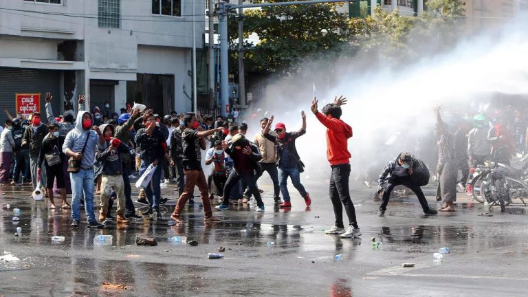 Birmanie: la tension monte contre les manifestants anti-coup d&rsquo;État