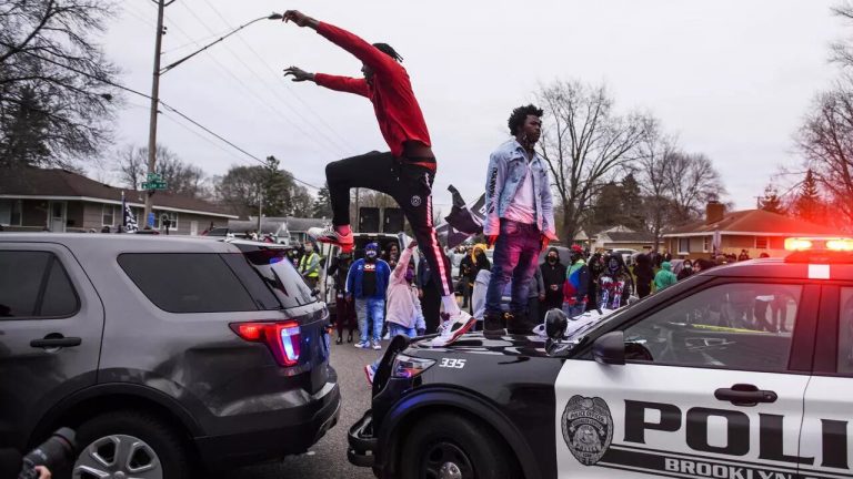 États-Unis: Minneapolis s’embrase à nouveau après la mort d’un jeune Noir tué par la police