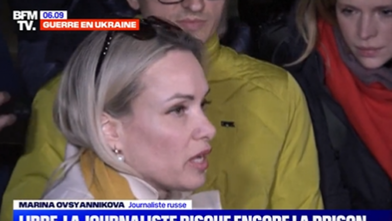 « J&rsquo;ai passé 48 heures sans dormir » : libérée, la journaliste russe à la pancarte risque-t-elle d&rsquo;autres sanctions ?