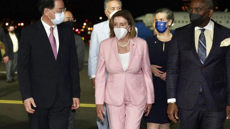 Nancy Pelosi, la présidente de la Chambre des représentants américaine, a atterri à Taïwan ; la Chine annonce des « actions militaires ciblées »