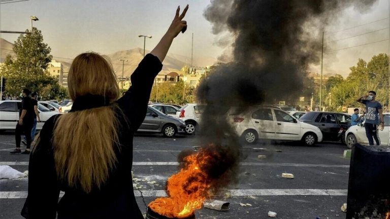 Iran: les forces de sécurité tirent sur des manifestants après un hommage à Mahsa Amini