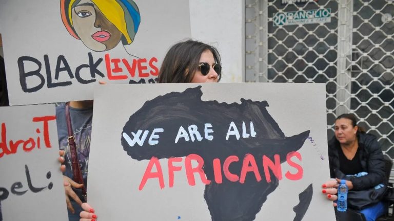 « C&rsquo;est une explosion de haine » : comment la Tunisie s’embrase autour de l&rsquo;immigration subsaharienne après les propos du président Kaïs Saïed