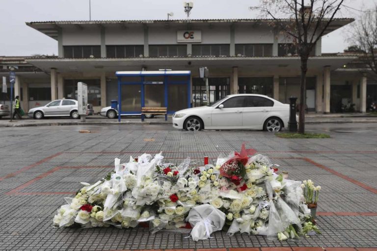 Grèce : après l’accident ferroviaire meurtrier, la police perquisitionne la gare de Larissa