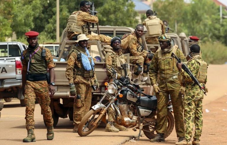 Burkina Faso : au moins 33 militaires tués dans une attaque attribuée à des djihadistes, une ONG dénombre 136 civils tués à Karma