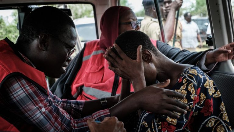 « MEURTRE DE MASSE DE SES FIDÈLES »: DES PASTEURS ARRÊTÉS AU KENYA APRÈS L&rsquo;EXHUMATION DE 98 CORPS