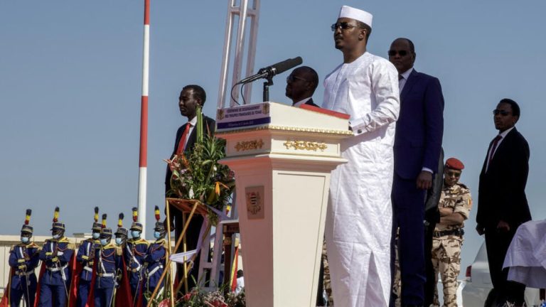 Le président tchadien Mahamat Idriss Déby (C) prononce son allocution lors d'une cérémonie marquant la fin de la présence française au Tchad et au Sahel à la base aérienne Adji Kossei de Ndjamena, le 31 janvier 2025.